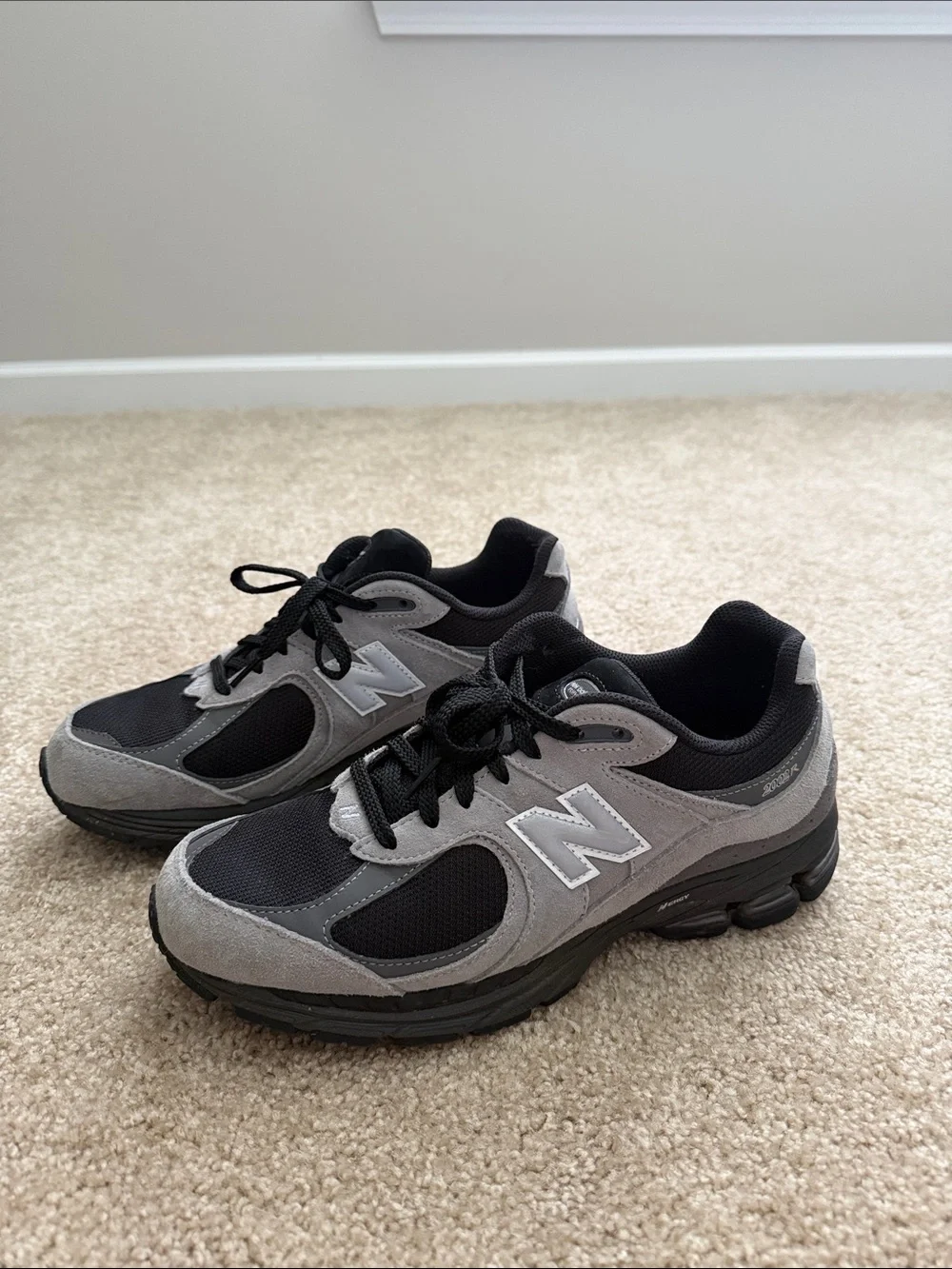 New Balance Men's 2002R Black and Gray Sneakers